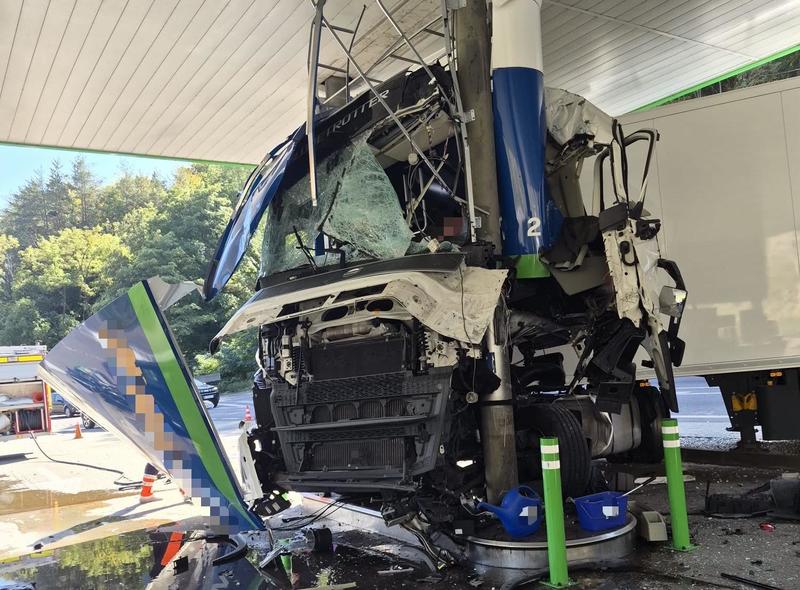 NEWS.ro: Şoferul turc care a intrat cu autocamionul într-o benzinărie de pe Valea Oltului şi a avariat pompe de carburant a fost arestat preventiv/ Poliţiştii au stabilit că acesta consumase alcool