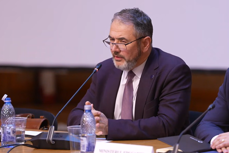 NEWS.ro: Sorin Costreie vorbeşte despre un proiect-pilot care să elimine birocraţia pentru profesori: Să nu mai piardă timp cu toată această hârţogăreală. Recunosc, asta este o mare problemă şi este o problemă a României, a formelor fără fond