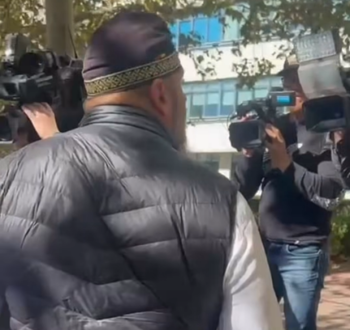 NEWS.ro: Susţinător al lui Călin Georgescu, dosar penal după ce a lovit cu un obiect metalic doi cameramani de televiziune în faţa sediului DIICOT/ Bărbatul de 50 de aani, dus la Secţia 10 Poliţie pentru audieri - VIDEO
