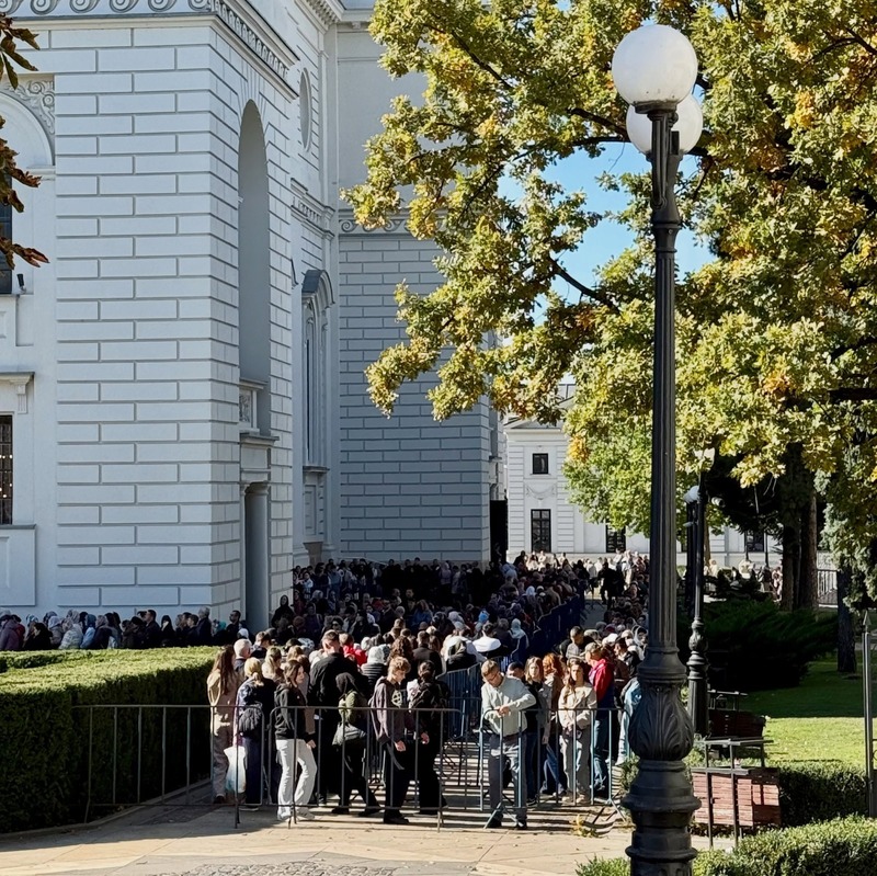 NEWS.ro: Sute de persoane aşteaptă la Catedrala Mitropolitană din Iaşi să se închine la moaştele Sfintei Cuvioase Parascheva. Pelerinajul de la Iaşi începe joia viitoare, dar oamenii spun că au venit mai repede ca să evite aglomeraţia