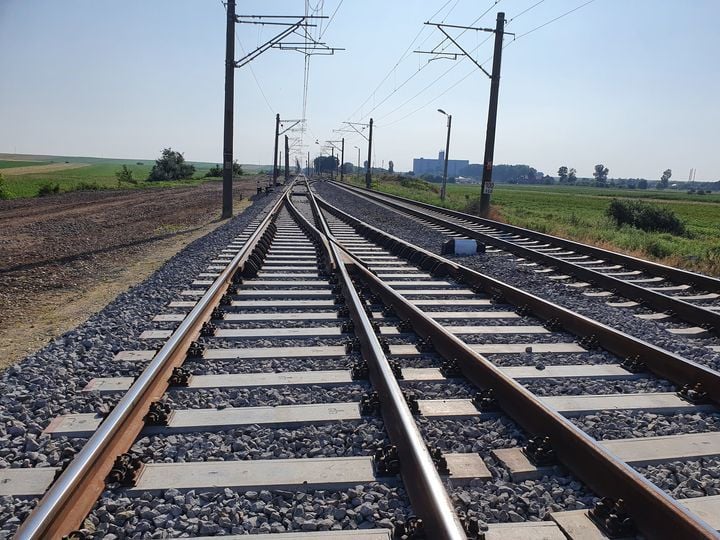 NEWS.ro: Trafic feroviar blocat temporar între Braşov şi Hărman, după ce o locomotivă s-a defectat/ Pe acest sector, trenurile circulă pe o singură linie/ Patru trenuri de călători aşteaptă redeschiderea circulaţiei