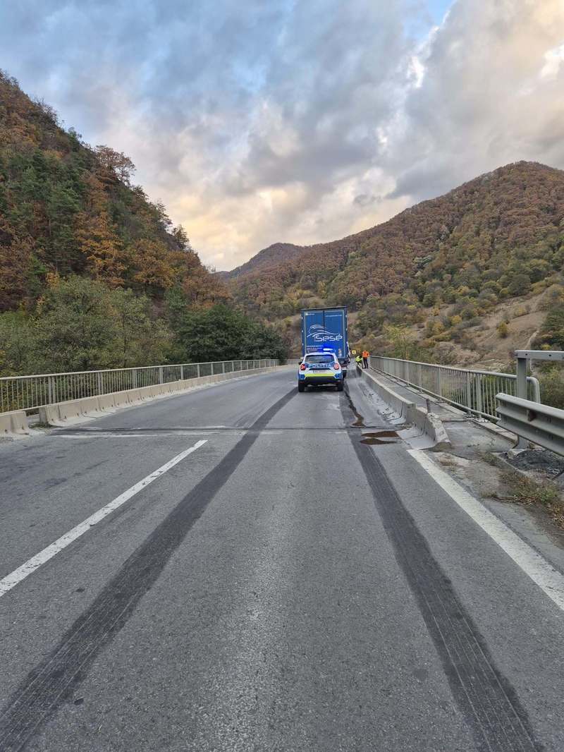 NEWS.ro: Trafic restricţionat pe Valea Oltului - Un autotractor cu semiremorcă a lovit parapetul de protecţie de pe viaductul din zona localităţii Câineni, avariind rezervorul de combustibil, şi a rămas blocat pe carosabil - FOTO