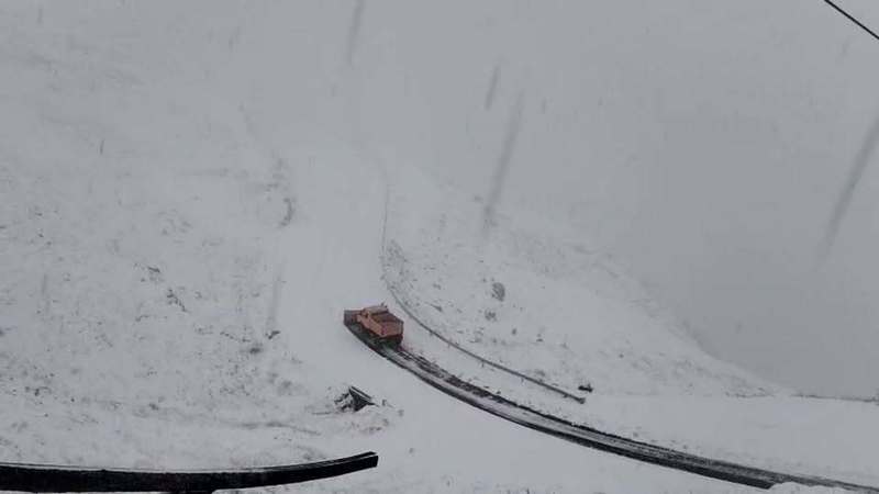 NEWS.ro: Traficul rutier, închis pe Transfăgăraşan din cauza vremii – Se înregistrează ninsoare, ceaţă şi temperaturi scăzute – FOTO