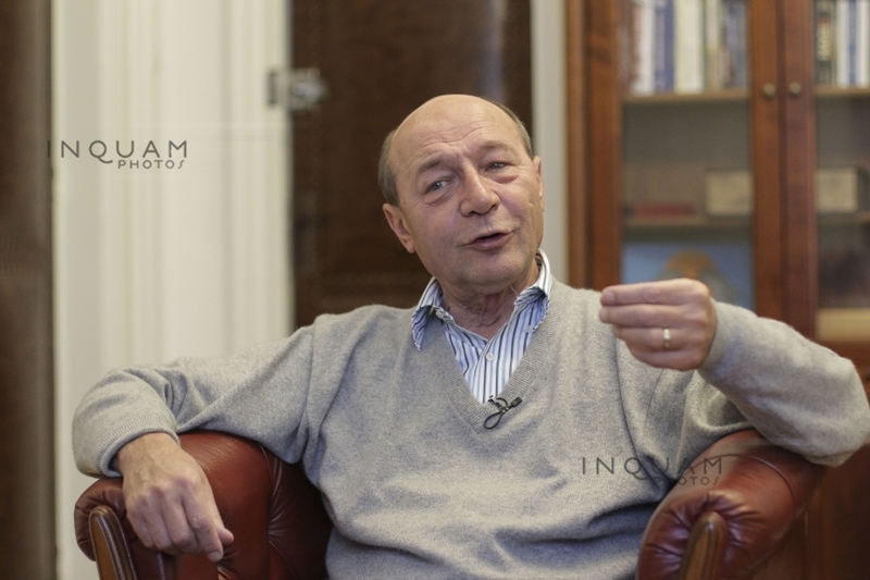 NEWS.ro: Traian Băsescu: Mă tem că au mai rămas doar două soluţii pentru a avea guvern cu o oarecare stabilitate: Guvern de uniune naţională format din toate partidele care au participat la alegeri sau Guvern format în urma alegerilor anticipate