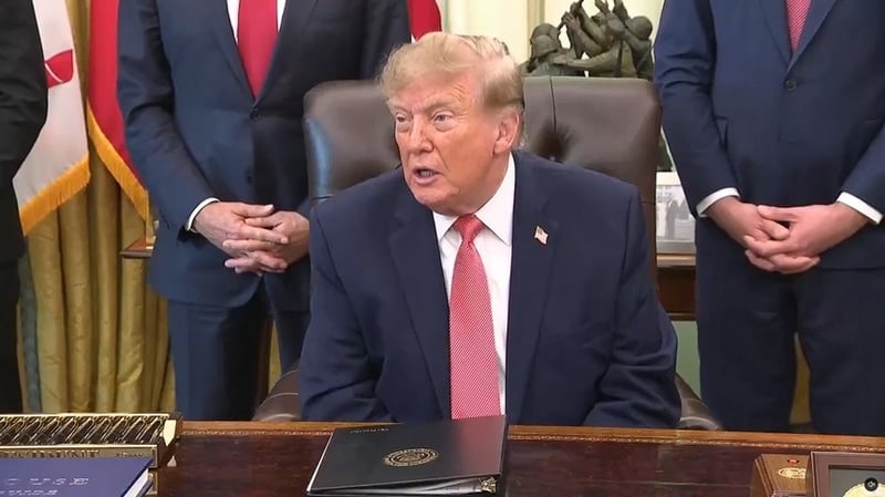 NEWS.ro: Trump anunţă că ”vrea ca Ucraina să încheie un acord” cu Rusia