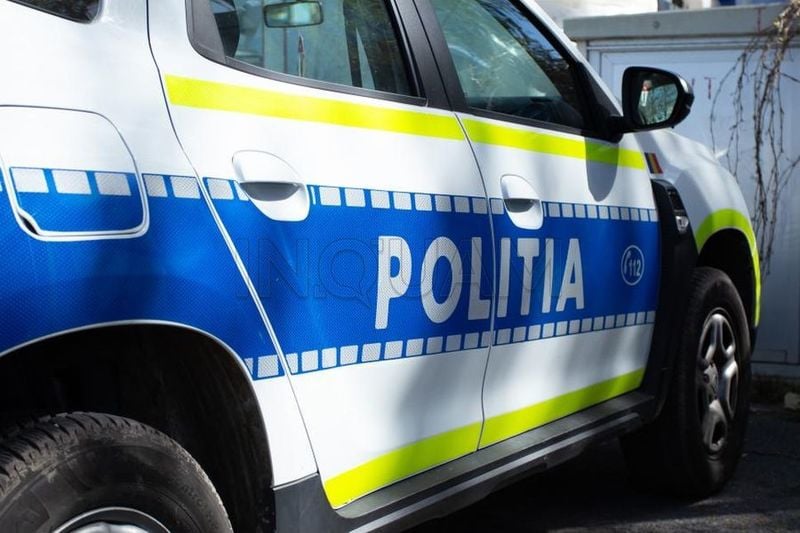 NEWS.ro: Un autoturism şi un microbuz, implicate în accident rutier în judeţul Satu Mare / Patru persoane au fost transportate la spital