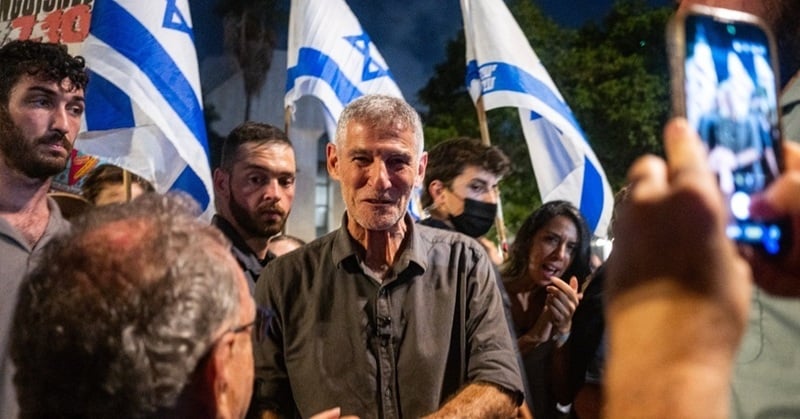 NEWS.ro: Un bărbat înarmat cu un cuţit, arestat după ce s-a apropiat cu un ”aer ameninţător” de Yair Golan. şeful stângii israeliene, în timpul unei mobilizări electorale în ziua alegerilor. Liderul Partidului Democraţii atribuie presupus atac ”maşinii cu otravă”