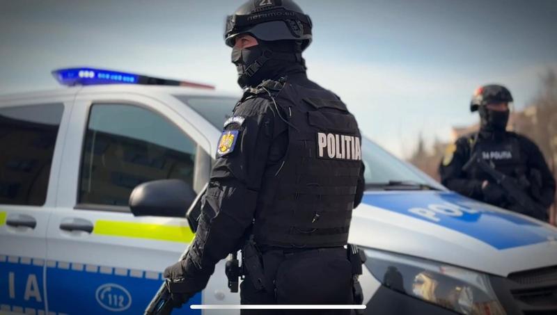 NEWS.ro: Un elev din Bistriţa a atacat cu un cuţit o profesoară şi un alt elev/ Agresorul a fost imobilizat şi este în custodia Poliţiei/ Răniţii au fost transportaţi la UPU SMURD Bistriţa/ Mai mulţi elevi au avut stări de panică