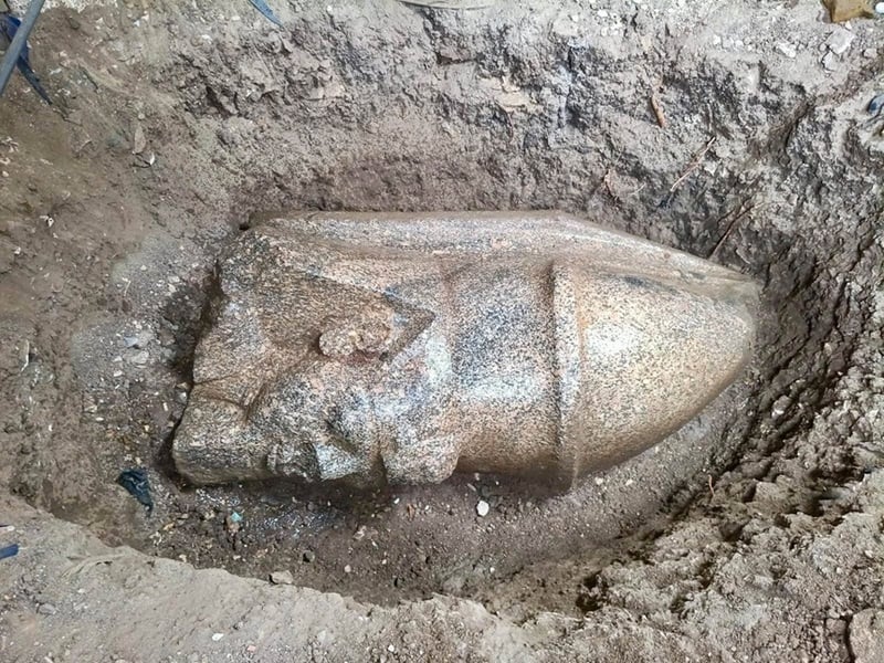 NEWS.ro: Un fermier egiptean a descoperit două statui uriaşe ale lui Ramses al II-lea în timp ce-şi lucra pământul