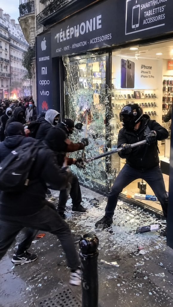NEWS.ro: Un nou weekend cu emoţii în Franţa. Unii parizieni şi-au cumpărat spray cu piper şi gaze lacrimogene, invocând autoapărarea în perspectiva protestelor