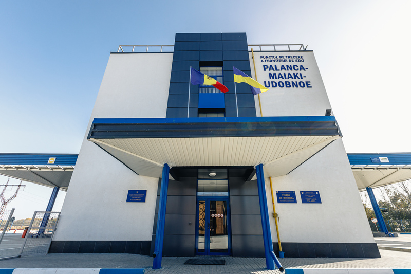 NEWS.ro: Un proiectil a lovit un autobuz la vama Palanca din Republica Moldova. Un poliţist de frontieră a fost rănit, iar punctul de trecere a fost închis
