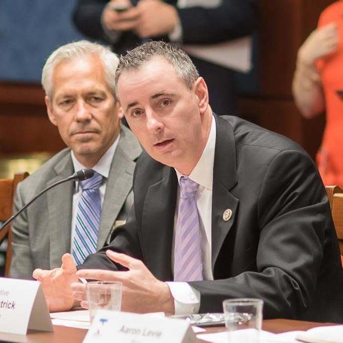 NEWS.ro: Un republican din Camera Reprezentanţilor anunţă iniţierea unei legislaţii bipartizane pentru a bloca acordul petrolier al lui Trump cu Rusia
