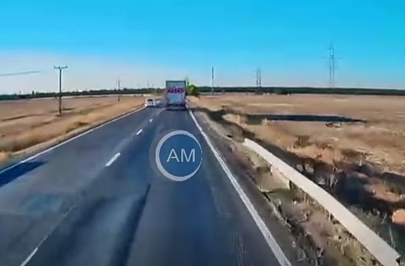 NEWS.ro: Un TIR şi două maşini s-au ciocnit în judeţul Mehedinţi / Trei persoane au fost rănite şi duse la spital