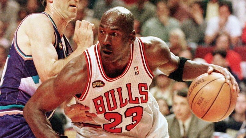 NEWS.ro: Un tricou purtat de Michael Jordan din sezonul „Last Dance”, vândut pentru suma record de 12,26 milioane de dolari