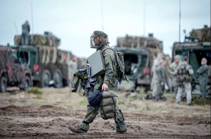 NEWS.ro: Un ucrainean, suspectat de spionaj în favoarea Rusiei, arestat la Brandenburg. El viza informaţii despre ”producţia de vehicule blindate, muniţie şi explozivi, personal şi infrastructuri militare din instalaţii desinate securizării flancului de est al NAT