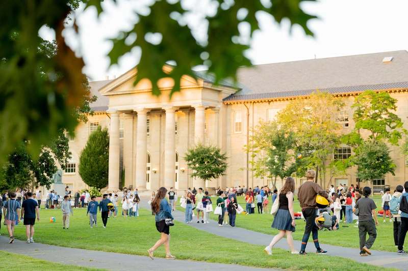 NEWS.ro: Universitatea Cornell suspendă petrecerile din cadrul frăţiilor şi încredinţează Poliţiei statale rolul de a investiga sesizările privind agresiunile sexuale din campus