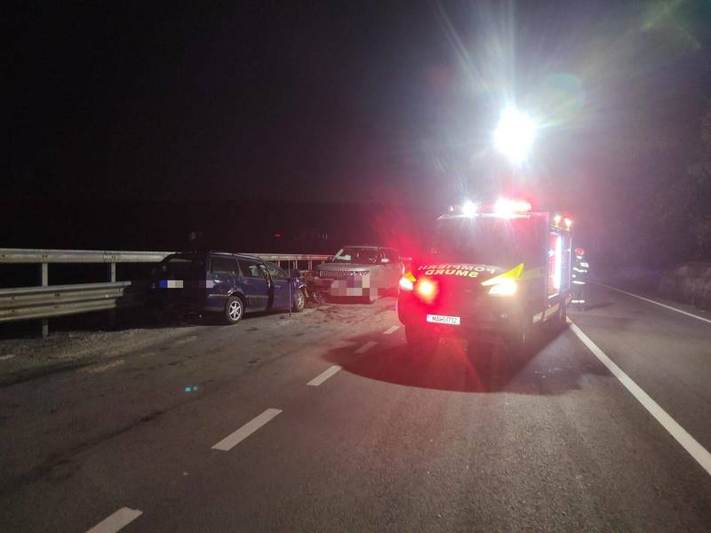 NEWS.ro: UPDATE - Accident cu un TIR şi trei maşini, pe DN 13, în judeţul Mureş / În total au fost opt persoane, trei fiind transportate la spital / Una dintre victime este în stare gravă - FOTO