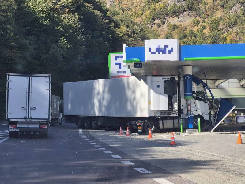 NEWS.ro: UPDATE - Accident grav într-o benzinărie de pe Valea Oltului/ Un autocamion a provocat distrugeri la pompele de carburant/ Scurgeri mari de combustibil/ Intervine şi o autospecială CBRN/ Trafic blocat în apropiere de Călimăneşti - FOTO
