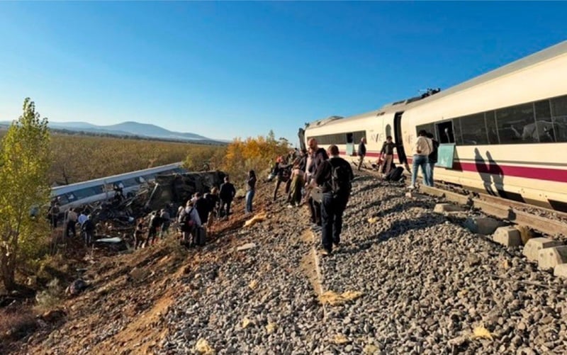 NEWS.ro: UPDATE-Cel puţin zece morţi în Spania, într-o coliziune între două trenuri la Urda, în regiunea Castilia-La Mancha, la 150 km sud de Madrid