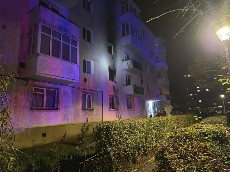 NEWS.ro: UPDATE - Incendiu într-un bloc din judeţul Sibiu / 30 de persoane s-au evacuat, iar 15 au fost evacuate / Trei persoane, transportate la spital