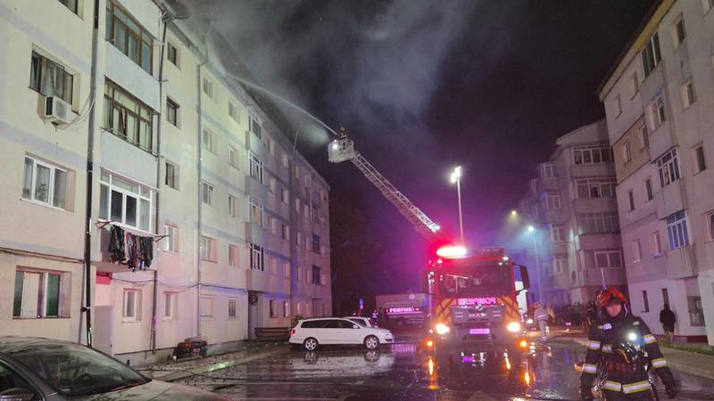 NEWS.ro: UPDATE - Incendiu la acoperişul unui bloc din Suceava / Pompierii au evacuat toate persoanele care nu ieşiseră singure din apartamente / Locuri de cazare pentru locatarii care nu pot reveni în locuinţe – FOTO / VIDEO