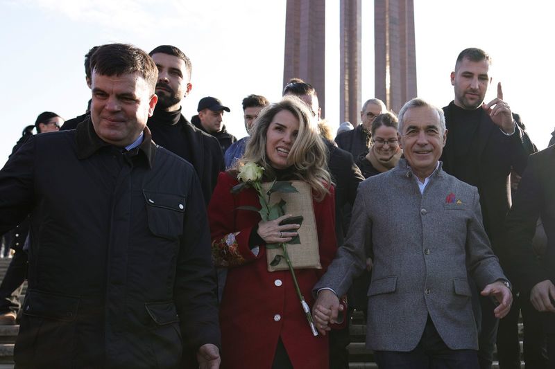NEWS.ro: UPDATE - Soţia lui Călin Georgescu, la DIICOT. Şi fostul candidat la alegerile prezidenţiale a fost adus cu duba la sediul DIICOT