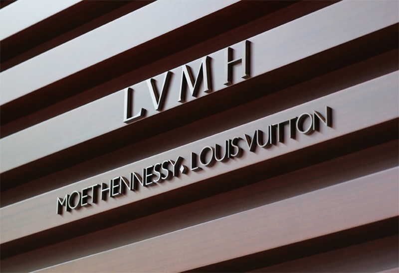 NEWS.ro: Vânzările LVMH au crescut sub aşteptări în trimestrul al treilea, iar divizia de modă şi marochinărie a înregistrat un declin de 5%, pe fondul cererii slabe din China