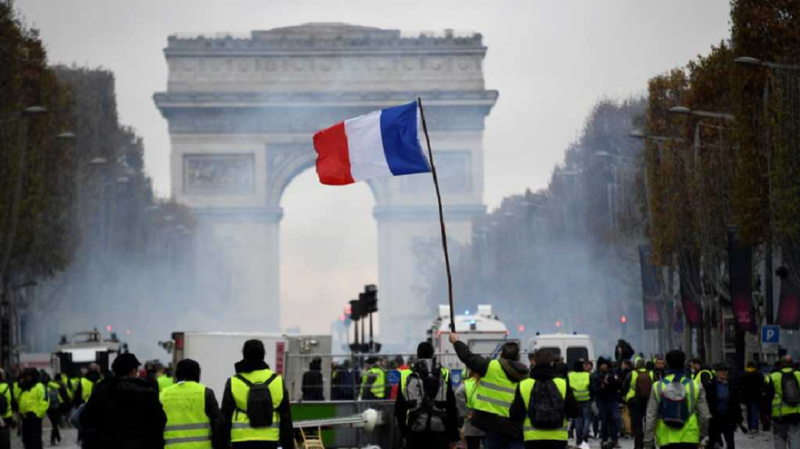 NEWS.ro: Zeci de mii de persoane sunt aşteptate la protestele din Paris, pe măsură ce sindicatele se alătură elevilor
