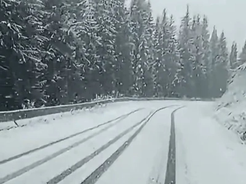Ninsoare pe Transalpina. Șoferii, avertizați să nu circule fără anvelope de iarnă