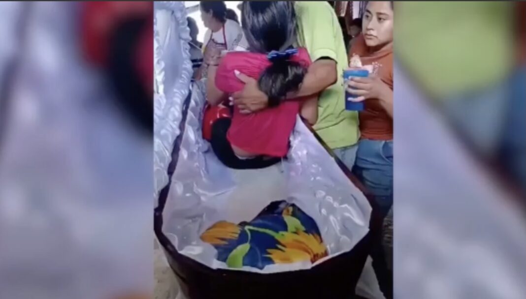 O adolescentă de 15 ani s-a trezit în sicriu în timpul priveghiului ei / Tatăl ei, un pastor din Guatemala, a crezut-o moartă după un accident de mașină / ”A fost un miracol”