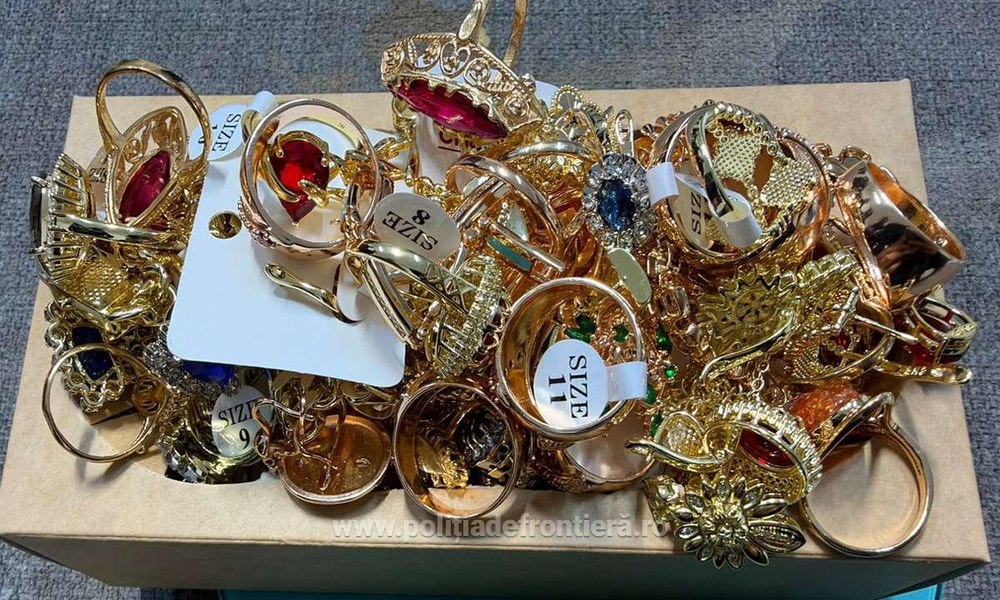 O femeie avea în mașină bijuterii de 125.000 de euro, ascunse în două perne. Polițiștii au oprit-o pe DN5