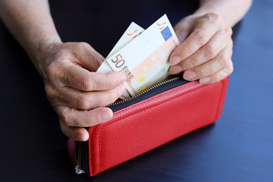 O femeie din Bulgaria a pierdut 45.000 de euro în Craiova. A lăsat banii la gunoi, crezând că ajută poliția