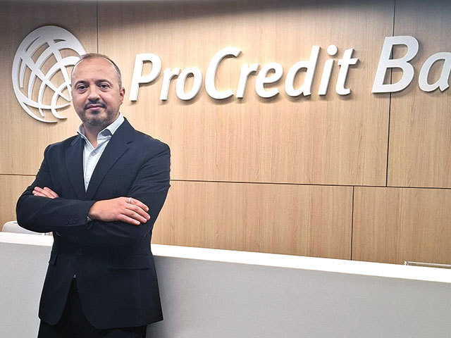 O nouă strategie: ofensivă a nemţilor pe retail banking în România, în tandem cu creditarea IMM-urilor. Singura bancă românească cu capital german schimbă strategia. ProCredit Bank, specializată pe finanţarea IMM-urilor, vrea să dezvolte mai mult şi segmentul retail şi consolidează şi echipa de management