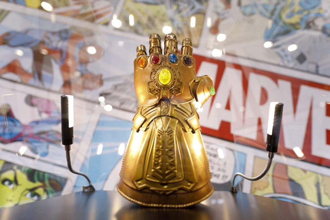 O replică a Mănușii Infinitului din universul Marvel, decorată cu pietre prețioase, va fi scoasă la licitație în Abu Dhabi