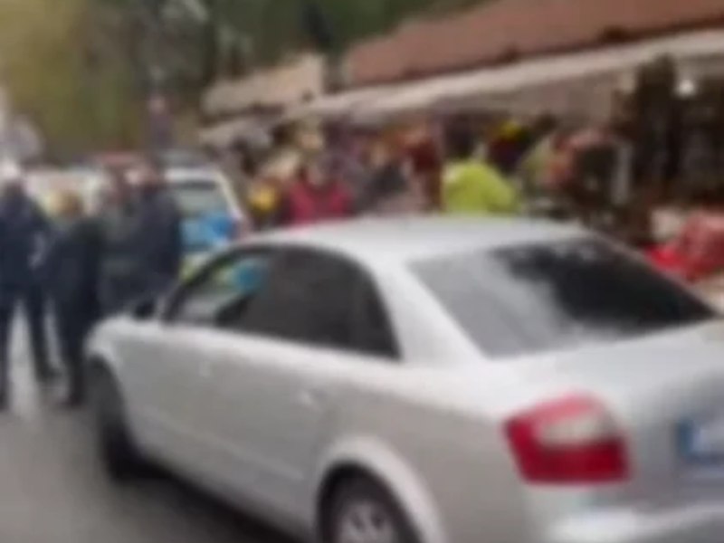 O șoferiță din Craiova a lovit trei pietoni aflați pe trotuar. Mașina a fost proiectată în standuri de flori