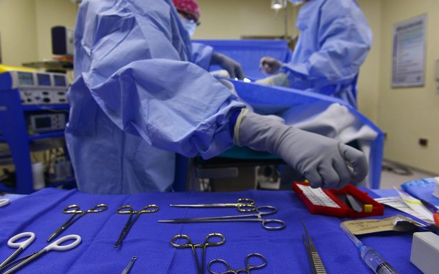 O soție i-a donat o parte din ficat soțului / Premieră naţională la Institutul Clinic Fundeni / E primul transplant hepatic de la donator viu cu recoltare robotică