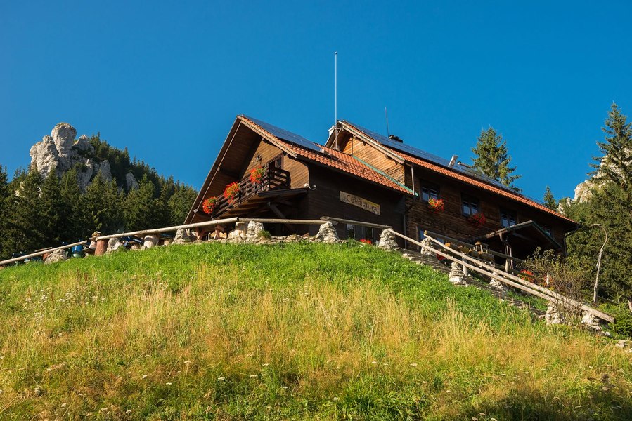 Oamenii care au îmblânzit Carpații. Cum au fost construite primele cabane și poteci turistice în ținutul sălbatic al României