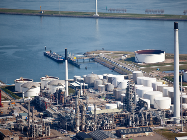Oil Terminal se alătură raliului acţiunilor petroliere de la Bursă: după Rompetrol Rafinare şi Rompetrol Well Services, acţiunile operatorului terminalului din portul Constanţa se apreciau miercuri cu aproape 15%, pe un rulaj de peste 70 de ori mai mare decât marţi. Lipsă vânzători