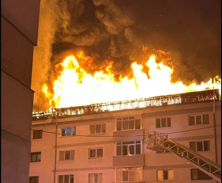 Panică într-un bloc din Suceava, după ce acoperișul a fost cuprins de flăcări. Locatarii au ieșit în stradă, iar unii nu se pot întoarce acasă