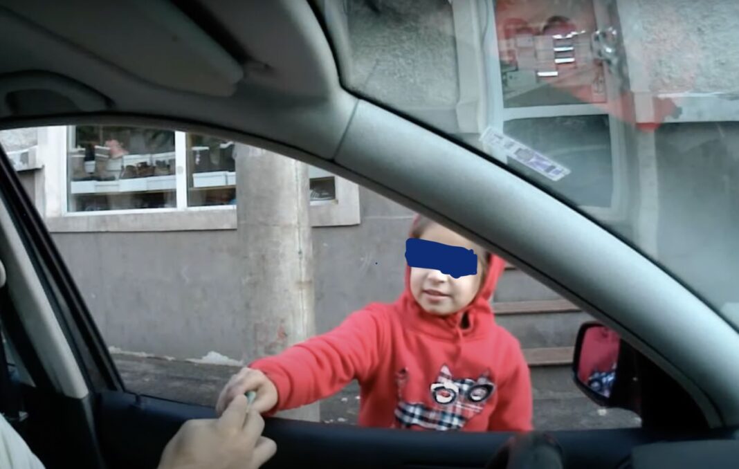 Patru copii cu vârste între 1 și 6 ani, obligați să cerșească în Alba Iulia de părinții lor / Minorii ar fi fost bătuți și privați de hrană / Părinții au fost arestați preventiv