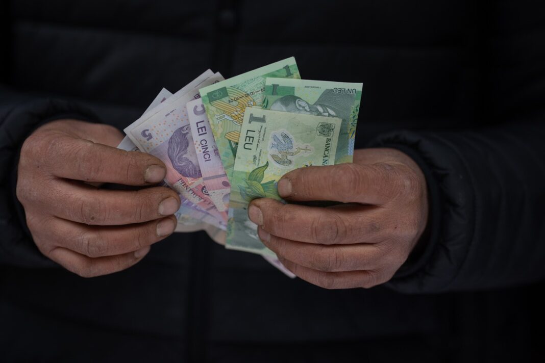 Pensionarii sibieni se împrumută pentru a se încălzi la iarnă / Peste un milion de lei doar în septembrie / ”Au nevoie să își cumpere lemne, motorină peleți, fiecare cu ce se încălzește”