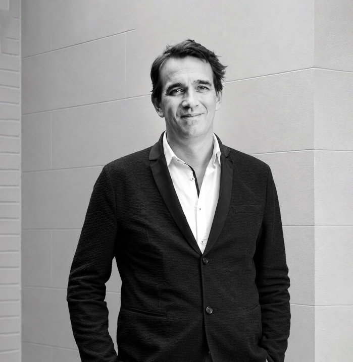 Peter Frankopan, unul dintre cei mai bine cunoscuţi profesori de la Oxford, spune că războaiele din Ucraina şi Iran sunt parte a aceleaşi poveşti. Naţiunile puternice au făcut calcule greşite iar acest lucru duce la apariţia unor alţi jucători