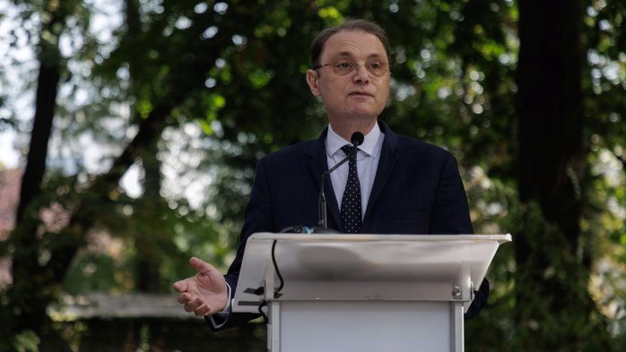 Pieţele financiare respiră uşurate înaintea votului pentru Guvernul Niculescu: Bursa creşte cu 2% pe volume duble, costul împrumuturilor statului pe 10 ani scade spre 7%, iar leul se apreciază uşor. Sentimentul este bun pentru că marii investitori ar avea, în sfârşit, cu cine să discute