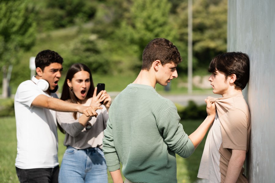 Popular, amabil și totuși agresor. Bullyingul care le scapă adulților: „Grupul pare liniștit tocmai pentru că regulile sunt deja clare”