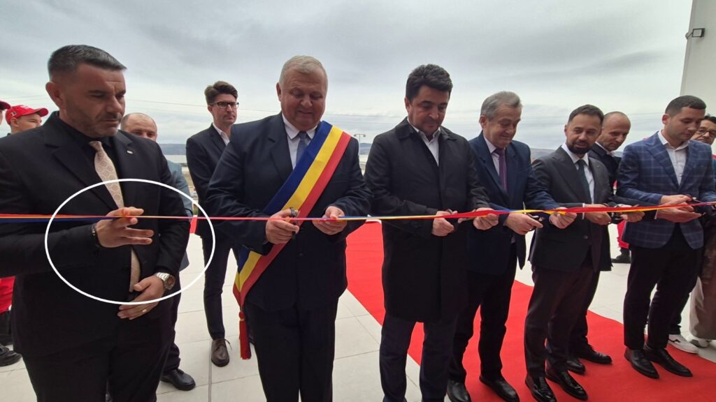 POZA ZILEI: Prea puține foarfeci la o inaugurare. Aglomerație la tăierea panglicii unui centru de tineret din Teiuș. Unul dintre oficiali și-a pus degetele la treabă
