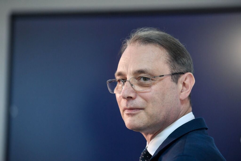 Premierul desemnat Luca Niculescu, așteptat să depună azi la Parlament lista de miniștri și programul de guvernare