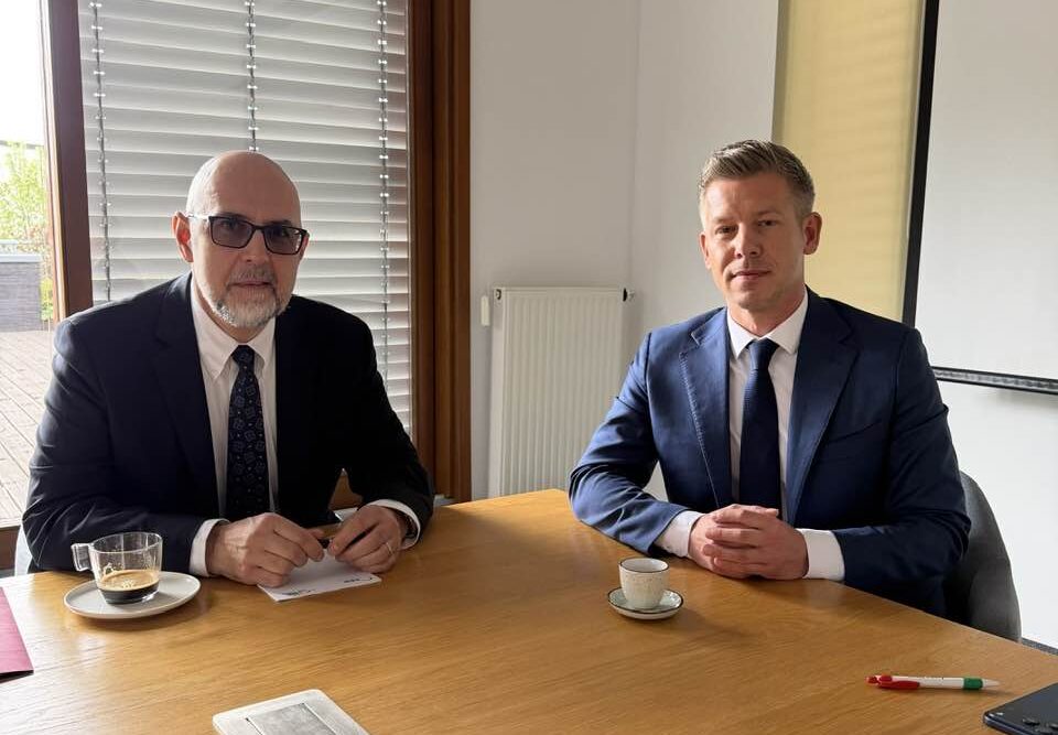 Premierul Peter Magyar a oprit finanțarea pentru o fundație a UDMR care ajuta etnicii maghiari din România să își ia cetățenia Ungariei