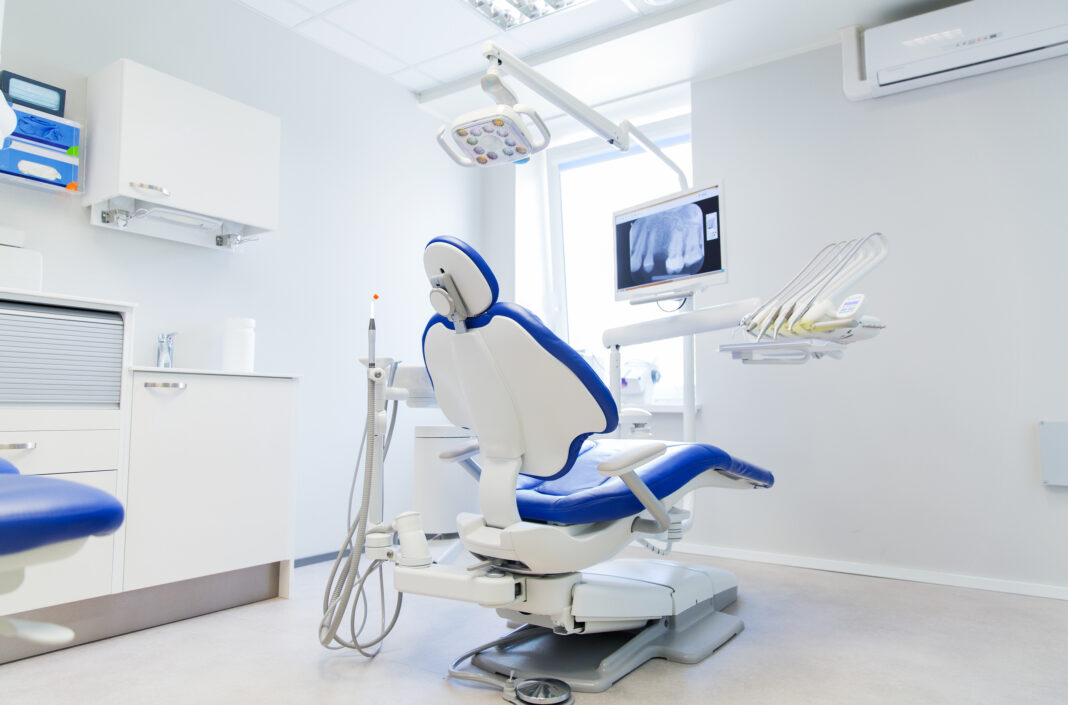 Președintele Consiliul Național al Medicilor Stomatologi spune că sunt prea mulți astfel de profesioniști în România: „Aceasta este principala problemă”