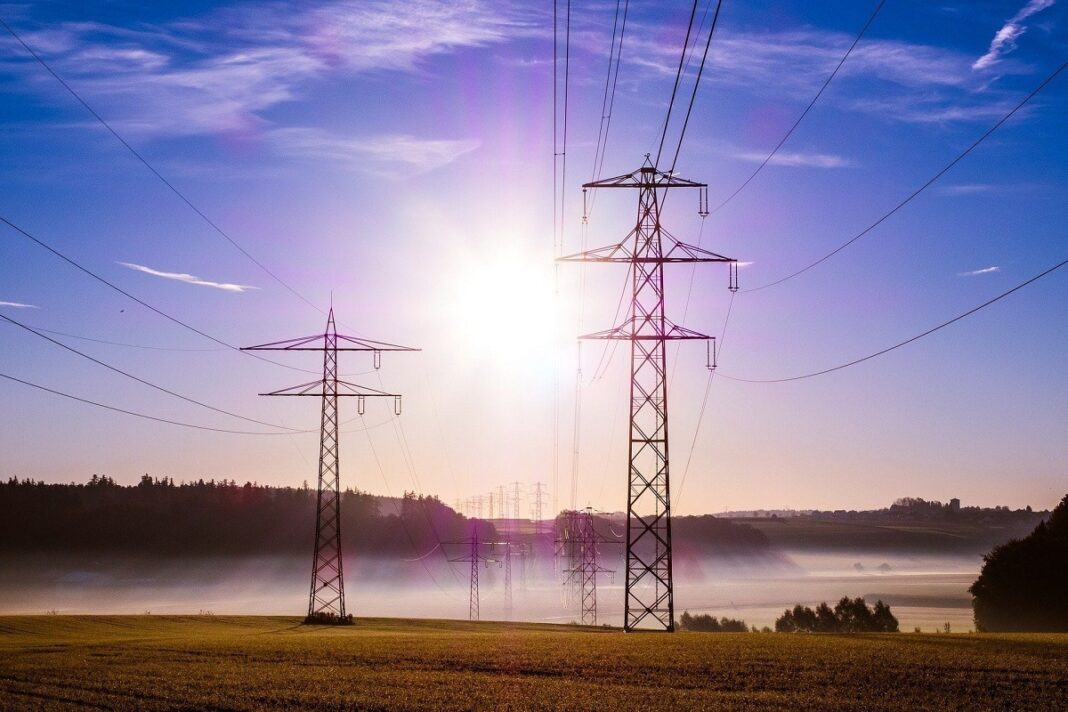 Preț record pentru transportul energiei din Bulgaria în România, de 9 euro/MWh. 66 de firme s-au bătut pentru închirierea de capacitate de transport de energie între cele două țări / Majorarea de preț se va reflecta în facturi