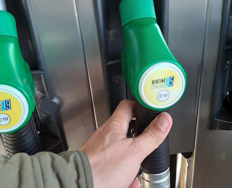 Prețul carburanților duminică, 4 octombrie. Benzina a depășit 10 lei, motorina se apropie de pragul de 11 lei